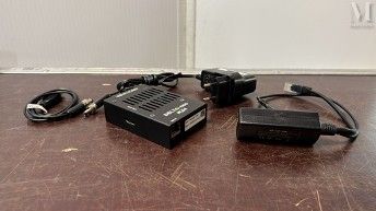 une table sur laquelle sont posés de nombreux appareils électroniques