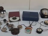 de nombreux types de montres et d'autres objets sur la table