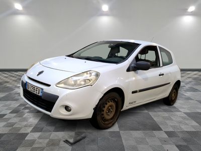 la photo d'une petite voiture blanche garée dans un garage