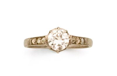 gros plan d'une bague en diamant sur une surface blanche