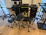 une pièce où se trouvent de nombreuses chaises et tables différentes