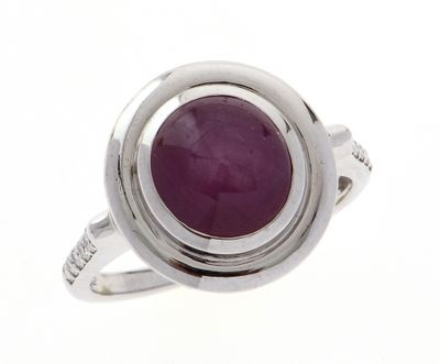 Gros plan sur une bague contenant une pierre violette