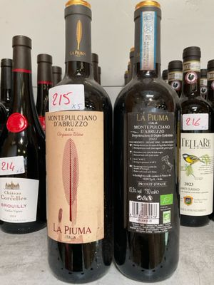 plusieurs bouteilles de vin sont alignées sur un comptoir