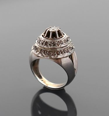 Bague dôme en platine 850 millièmes surmontée d'un diamant d…