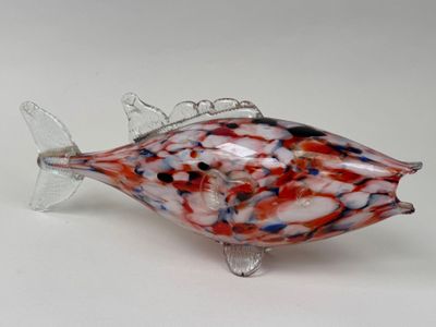 un poisson en verre posé sur une table
