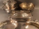 plusieurs couverts posés sur une table, à côté d'une brosse