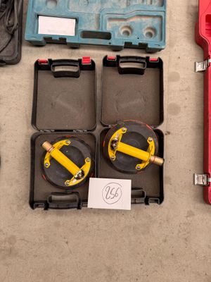 Plusieurs outils sont disposés les uns à côté des autres sur le sol.