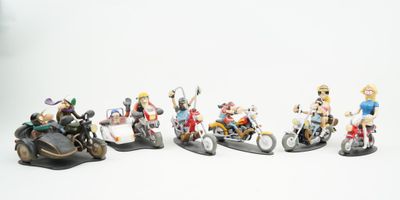 cinq figurines représentant des personnes à moto sur un fond blanc