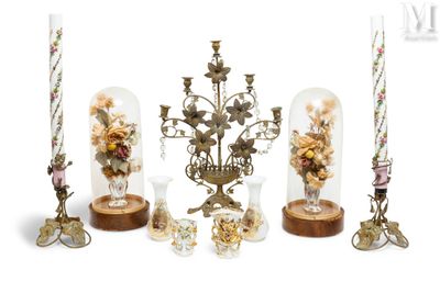 beaucoup de vases en verre et de bougies sur la table