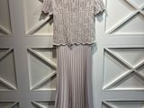 La robe est suspendue à un cintre dans la pièce.