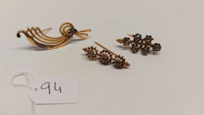 gros plan d'une paire de boucles d'oreilles sur une surface blanche
