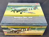 la boîte est ouverte pour montrer la maquette d'un avion de chasse
