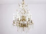 une image représentant un lustre suspendu au plafond d'une pièce