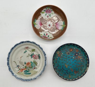 trois assiettes ornées de motifs sont posées sur une surface blanche