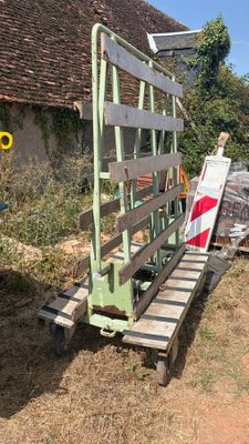 un banc en bois au milieu d'un champ