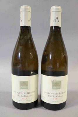 deux bouteilles de vin blanc posées sur une table