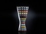 un grand vase orné de nombreuses couleurs différentes