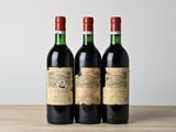 trois bouteilles de vin posées sur une table en bois