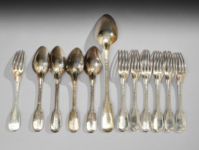 beaucoup de cuillères et de fourchettes en argent sur la table