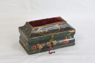 une petite boîte en bois avec une doublure en velours rouge