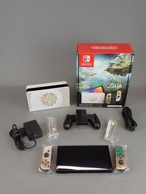 une console de jeux Nintendo Wii et ses accessoires posés sur la table