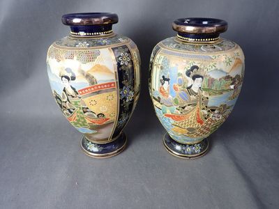 deux vases ornés de motifs asiatiques sur fond gris