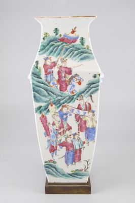 un vase blanc orné d'une peinture représentant des personnes