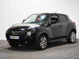 La Nissan Juke noire est garée dans une pièce dont le sol est à carreaux.