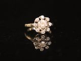 gros plan d'une bague en diamant sur une surface noire