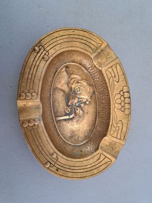 une assiette en or sur laquelle est représenté un homme