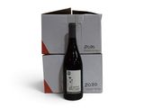 une bouteille de vin à côté d'un carton de vin