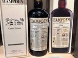 Deux bouteilles d'alcool se trouvent sur une étagère dans un magasin.
