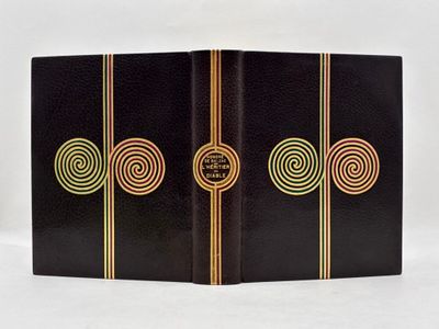 une image représentant un livre noir orné de motifs en spirale dorés