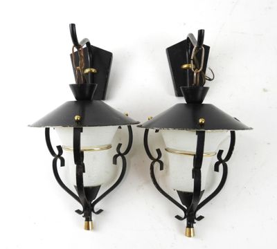 PAIRE D'APPLIQUES en métal noir doré abat jour en verre givr…