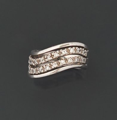 Bague mouvementée en argent 925 millièmes présentant deux ra…