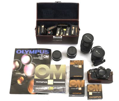 une boîte contenant des appareils photo et des piles posée sur une table