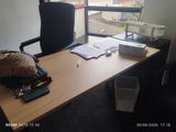 un sac posé sur un bureau devant une fenêtre