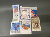 un lot de cartes posées sur une table
