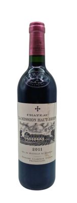 une bouteille de vin posée sur une table