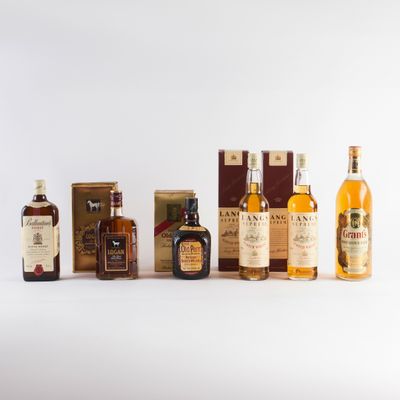 Plusieurs types de whiskys sont alignés sur une surface blanche