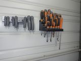 de nombreux outils accrochés au mur d'un garage