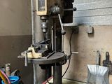 une machine posée sur une table dans un garage