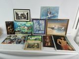 de nombreux tableaux posés sur une table sur laquelle se trouvent des photos