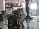 une étagère en verre sur laquelle se trouve une statue de chien