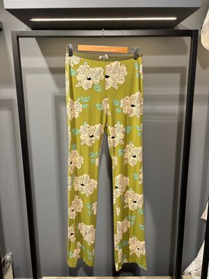 un pantalon suspendu à un portant dans une pièce