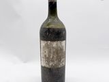 une bouteille de vin posée sur une table