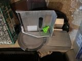 une petite machine posée sur un comptoir