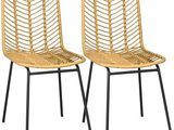 une paire de chaises en rotin avec des pieds noirs et une assise jaune