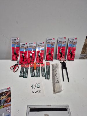 Ensemble comprenant environ 17 pieces dont plusieurs paires …