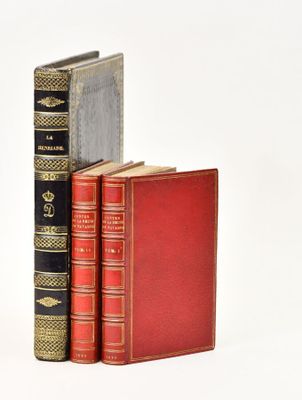 deux livres posés l'un à côté de l'autre sur une surface blanche